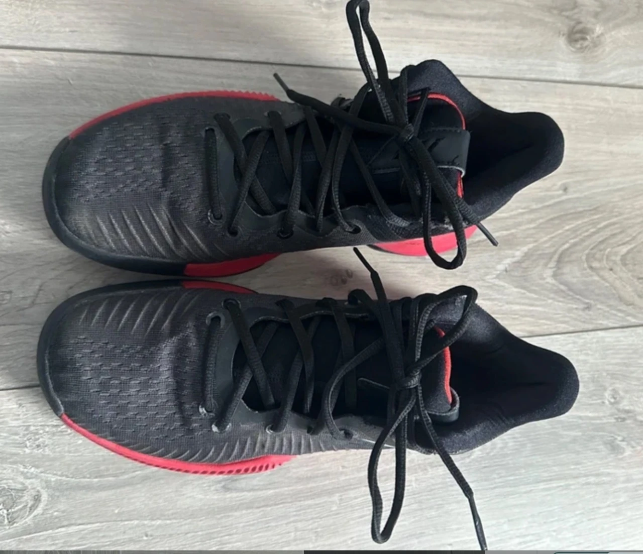 Par de zapatillas Adidas negras y rojas, zapatos para baloncesto Unisexe, deporte – photo 2
